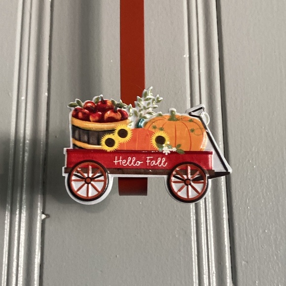 NWT- Fall Farmhouse- Metal- Hello Fall- Red Wagon & Pumpkins Wreath Hanger 🌻🍁 - Picture 11 of 16
